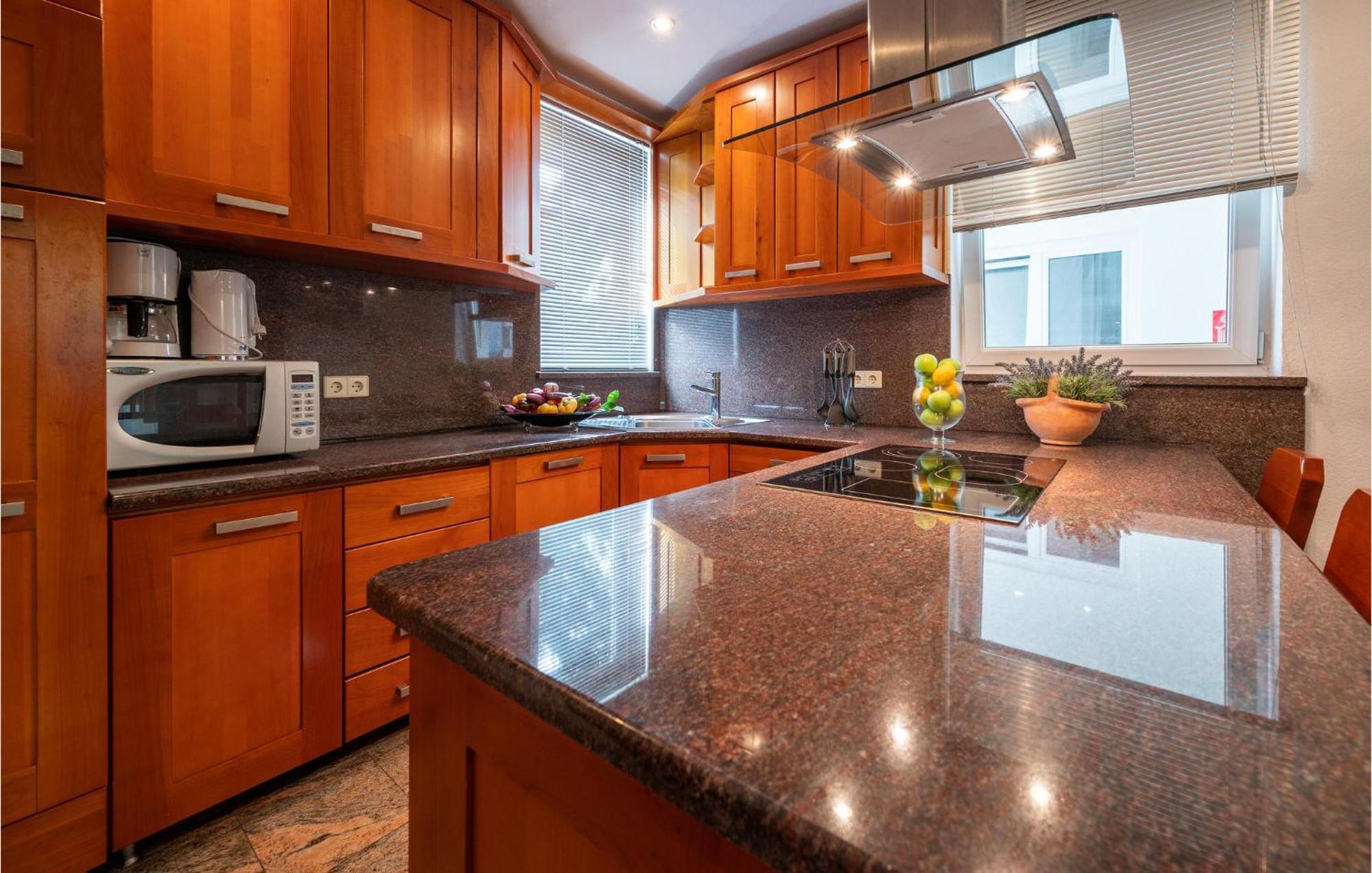 3 Bedroom Stunning Apartment In Pula
