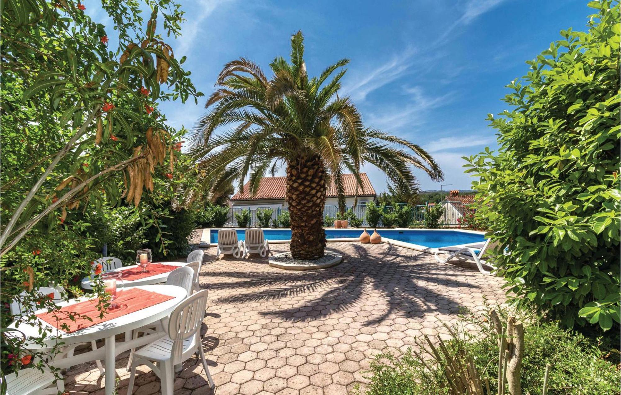 Apartma 3 Bedroom Stunning Apartment In Pula