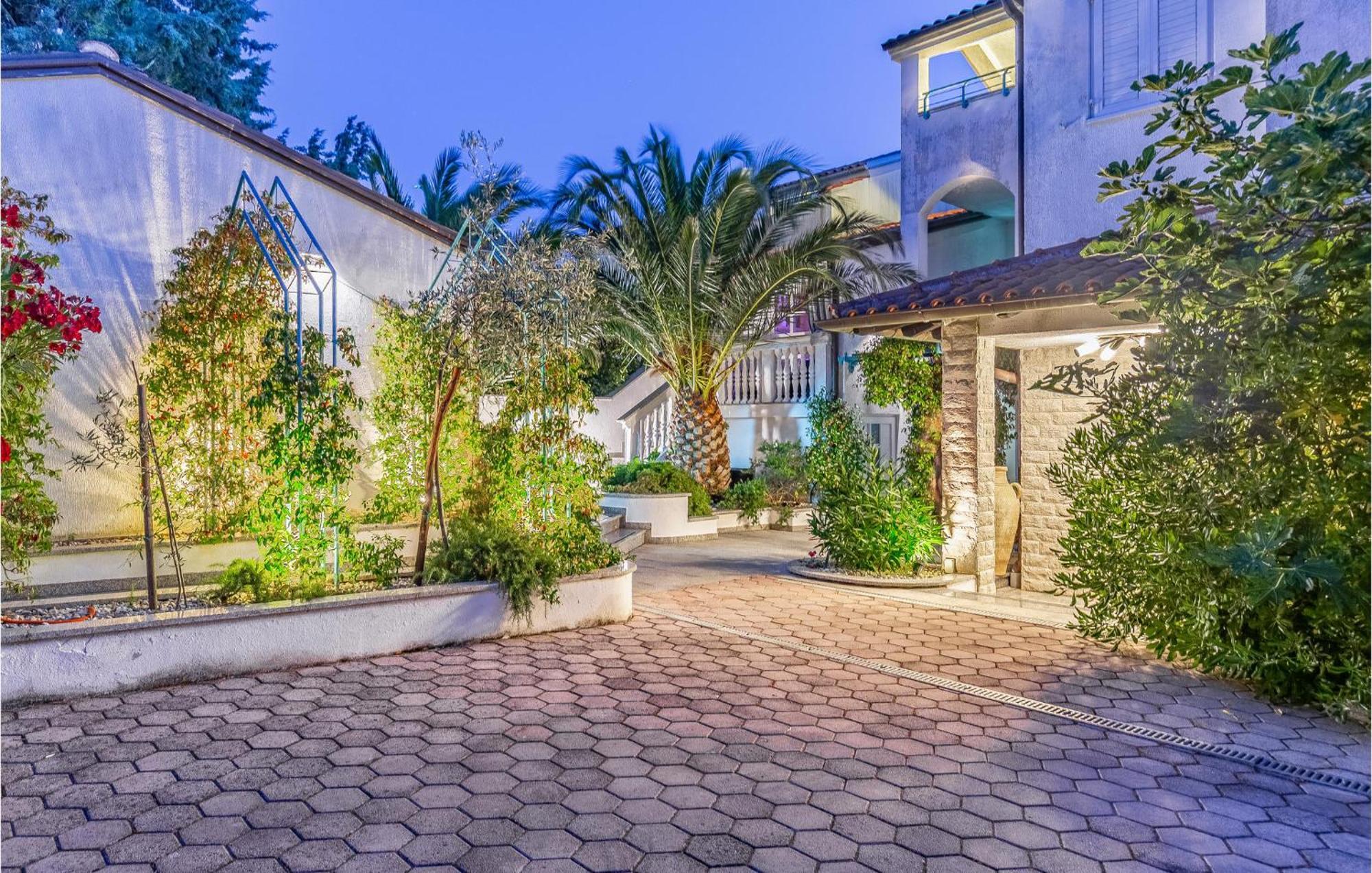 3 Bedroom Stunning Apartment In Pula *