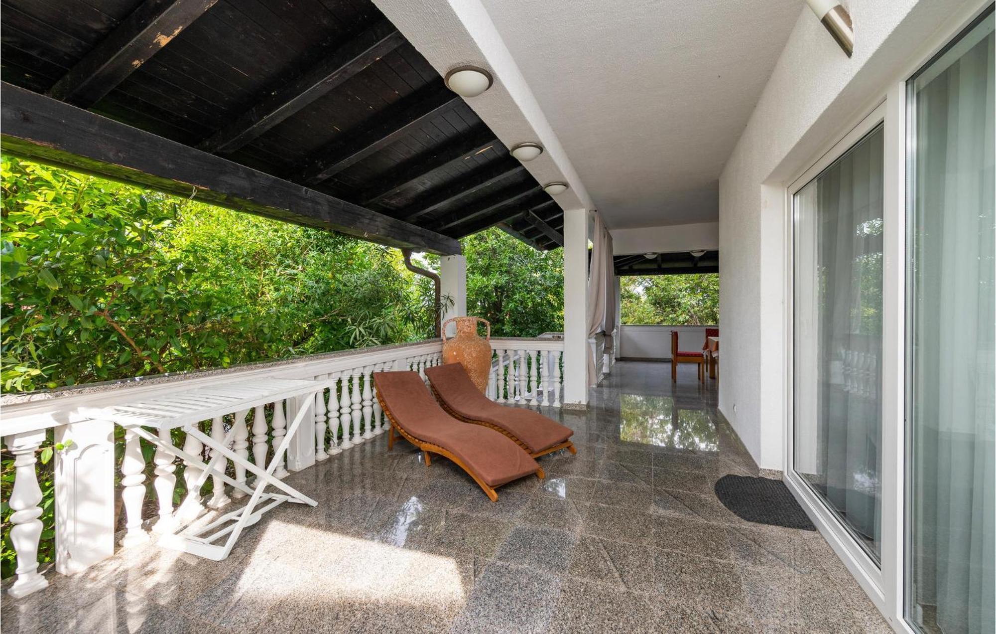 3 Bedroom Stunning Apartment In Pula * Pula