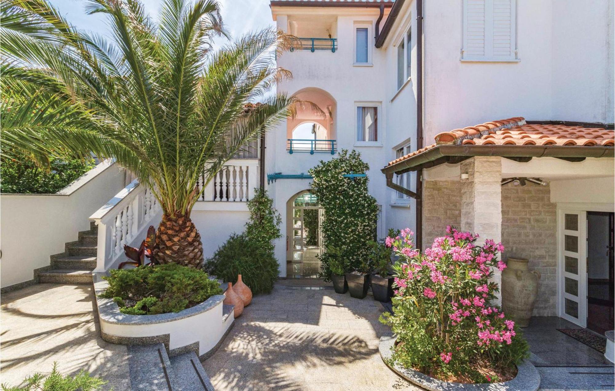 3 Bedroom Stunning Apartment In Pula * Pula
